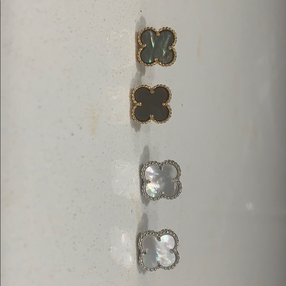Women’s 2 pairs of clover earrings.